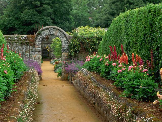 Walled_Garden_La