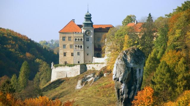 Hercules Club Rock and Pieskowa Skala Castle, Ojcow National Park, Poland