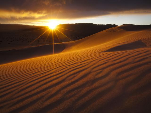 Rays_of_Sunlight_Death_Valley_National_Park_California